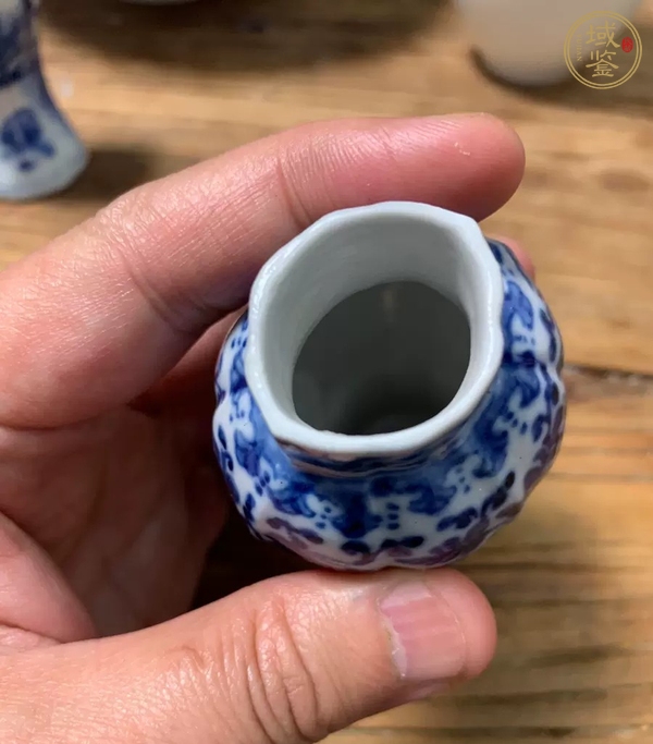 古玩陶瓷花卉紋青花瓶真品鑒賞圖