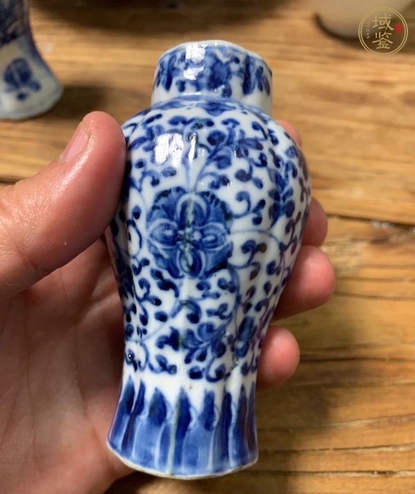 古玩陶瓷花卉紋青花瓶真品鑒賞圖