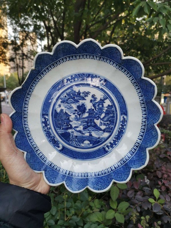 古玩陶瓷2154】清乾隆??青花山水樓閣紋花口盤拍賣,當前價格1580元
