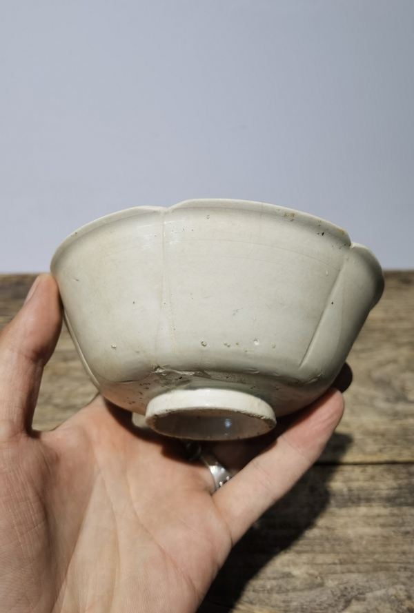 古玩陶瓷宋代定窯花口碗拍賣，當前價格2800元