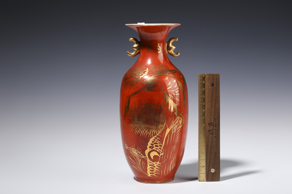 古玩陶瓷晚清·**紅釉描金松鶴紋雙耳瓶拍賣,當(dāng)前價(jià)格2800元