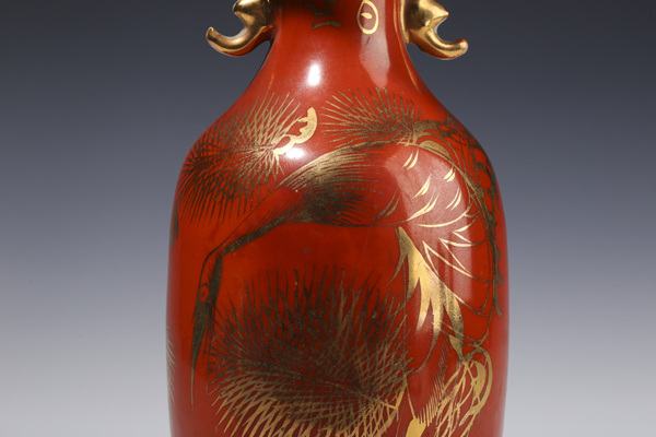 古玩陶瓷晚清·**紅釉描金松鶴紋雙耳瓶拍賣,當(dāng)前價(jià)格2800元