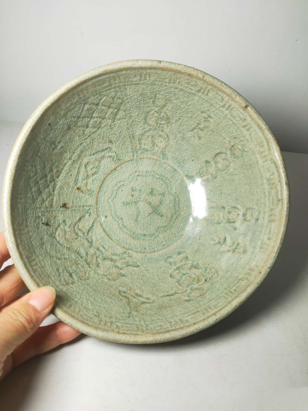 古玩陶瓷【收藏重器】明代龍泉青瓷印人物紋碗【估價十萬元以上】拍賣,當前價格65000元