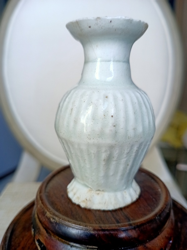 古玩轉(zhuǎn)賣(mài)景德鎮(zhèn)湖田影青釉菊瓣紋小瓶拍賣(mài),當(dāng)前價(jià)格4980元