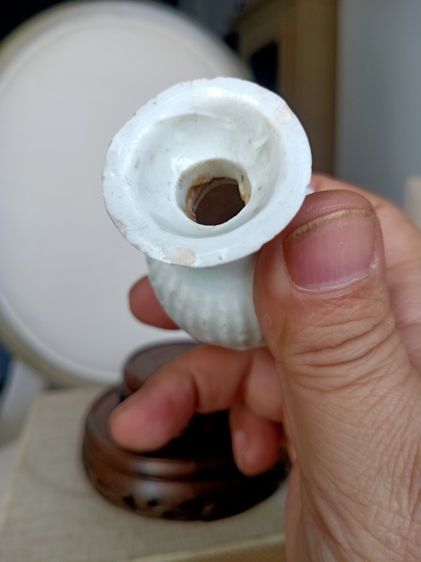 古玩陶瓷景德鎮(zhèn)湖田影青釉菊瓣紋小瓶拍賣,當(dāng)前價格510元