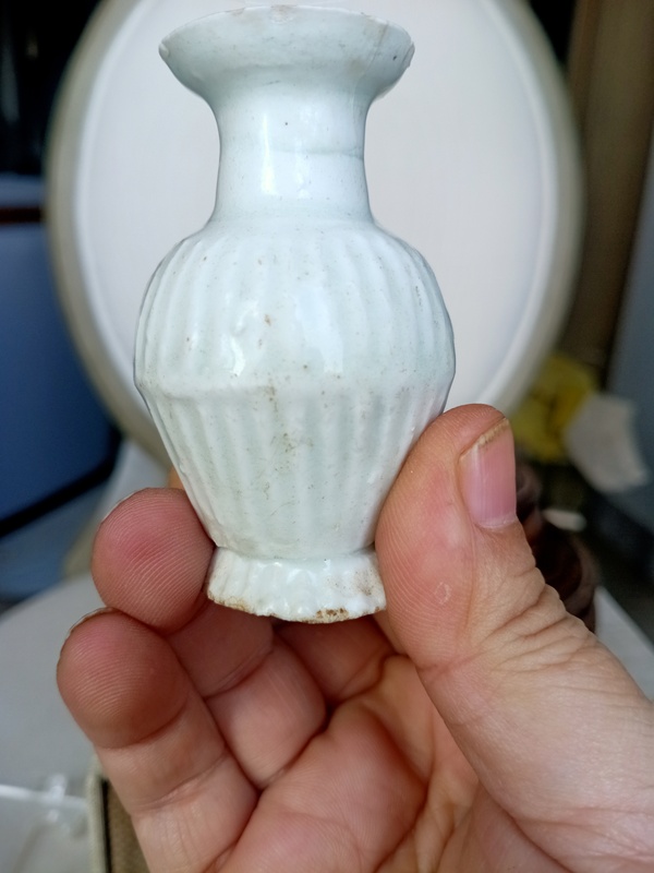 古玩陶瓷景德鎮(zhèn)湖田影青釉菊瓣紋小瓶拍賣,當(dāng)前價格510元