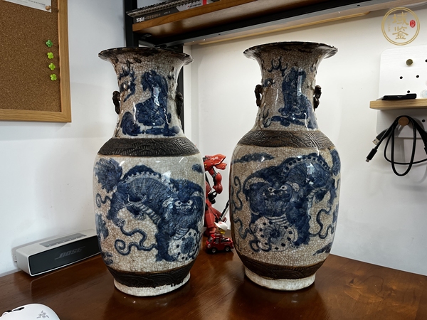 古玩陶瓷哥釉青花獅紋瓶真品鑒賞圖