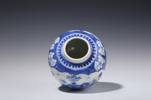 古玩陶瓷清晚·青花冰梅開窗博古紋罐拍賣,當(dāng)前價格3298元
