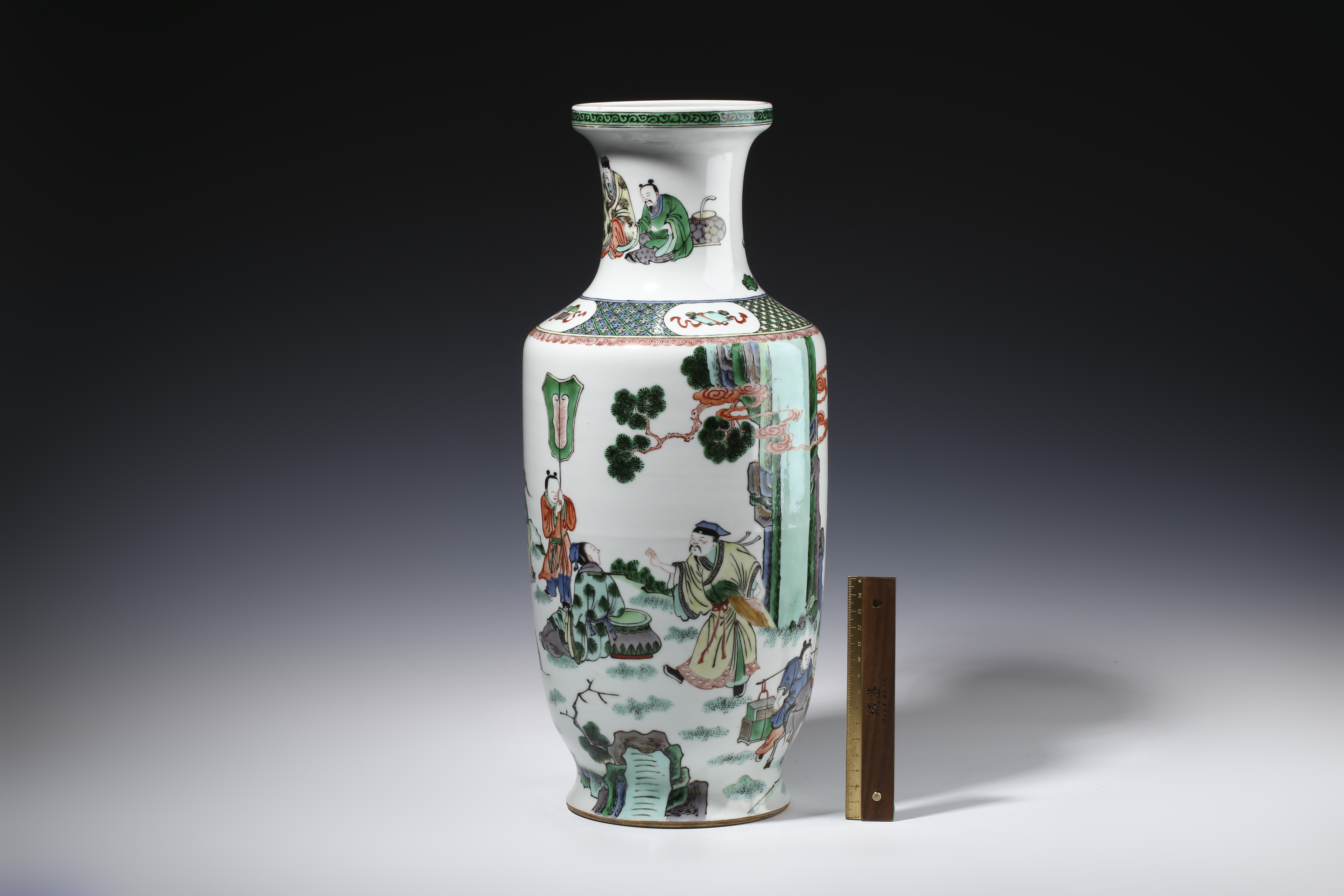 ンラインサイト 居仁堂款パステル人物天球瓶です景徳鎮 花瓶 現代工芸 
