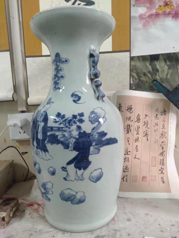 古玩陶瓷豆青釉青花人物故事紋獅耳洗口瓶看窯口景德鎮,個人認為看東西說話拍賣,當前價格19998元