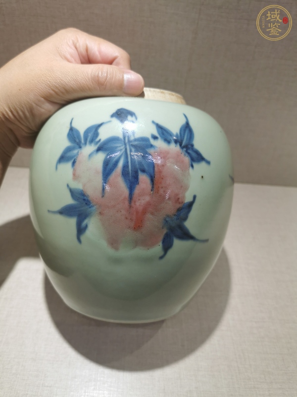 古玩陶瓷豆青釉青花釉里紅桃紋罐真品鑒賞圖