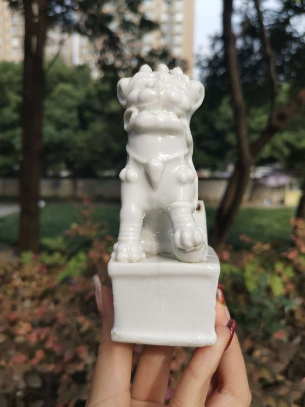 古玩陶瓷【5600-01】清早期 德化窯白瓷獅子瓷塑香薰拍賣,當前價格2160元