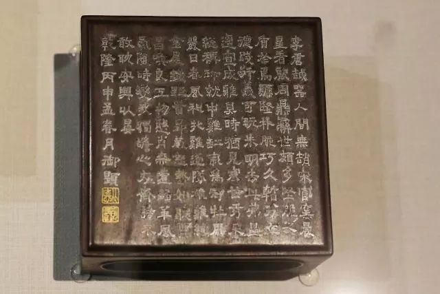 1776)对回《活计档》记事,可发现该年皇帝亦降旨江西御窑厂仿烧鸡缸杯