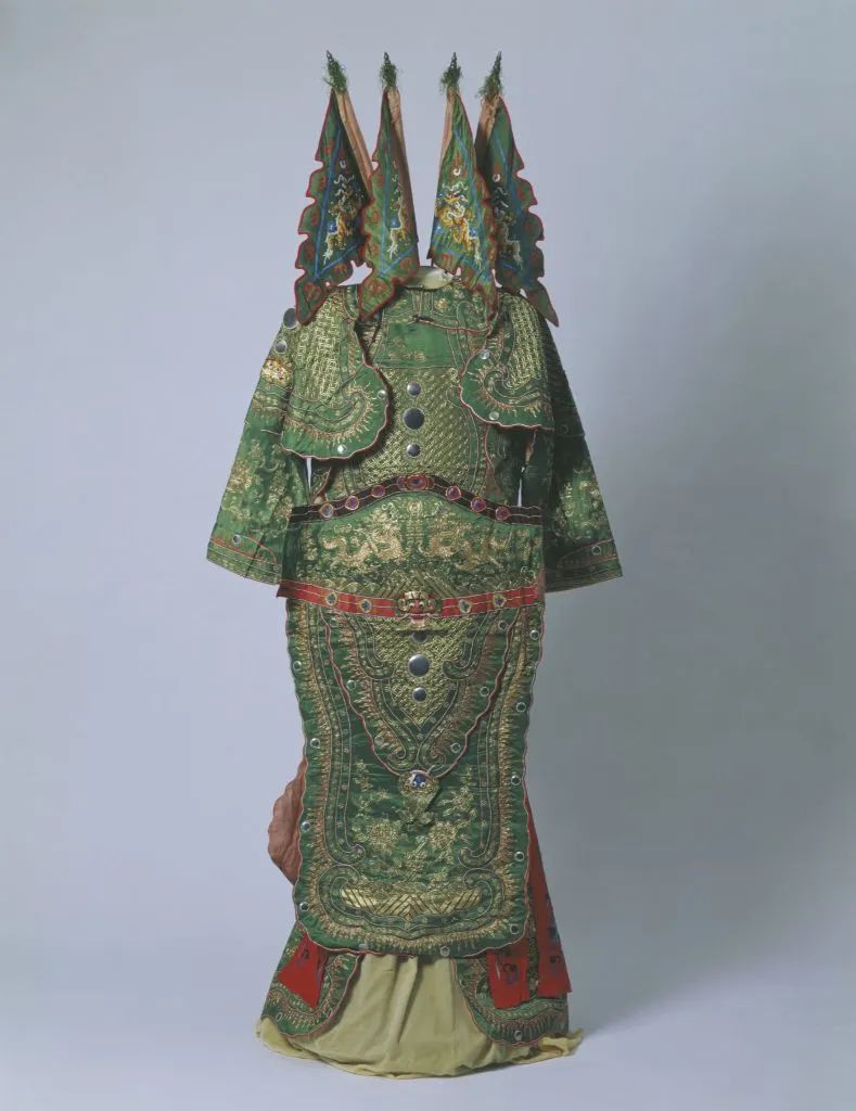 粉缎绣梅花纹女帔 中国艺术研究院图书馆藏绣有团龙团凤图案的黄帔,为