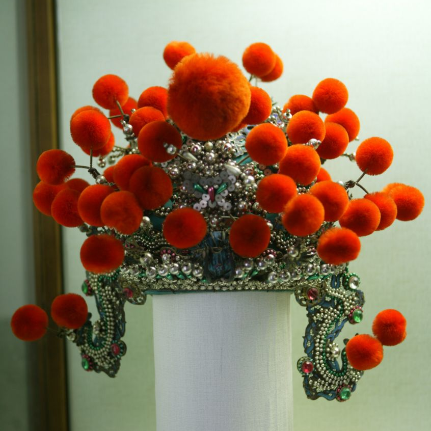 【域鉴古玩】戏服里有大文章:从京剧行头看国粹风华