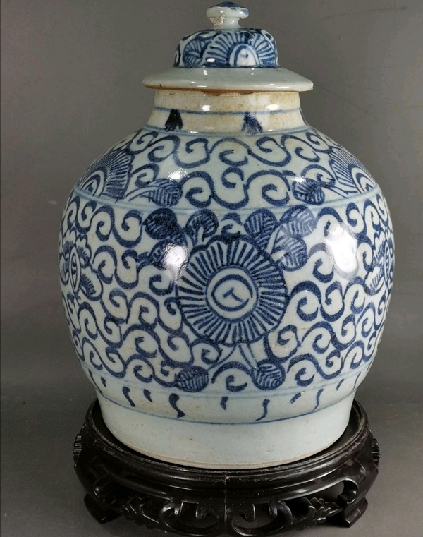 古玩陶瓷樹(shù)葉款花卉紋青花罐拍賣,當(dāng)前價(jià)格7988元