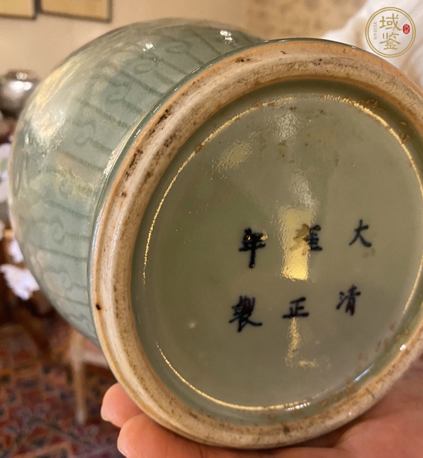 古玩陶瓷豆青釉印花瓶真品鑒賞圖