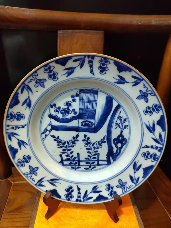 古玩陶瓷清康熙亭臺樓閣花卉紋青花盤拍賣,當(dāng)前價格2000元
