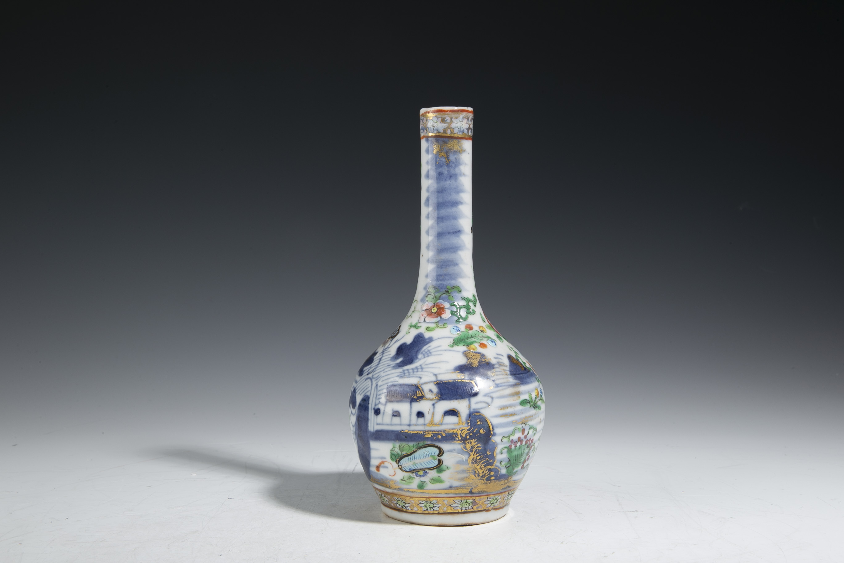 域鉴古玩】清中期·青花加彩山水人物纹小胆瓶拍卖价格/图片/值多少钱