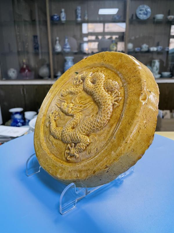 古玩陶瓷明末清初 黃釉龍紋瓦當(官)拍賣,當前價格3800元