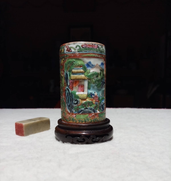 古玩陶瓷廣彩雕瓷山水人物紋筆筒拍賣,當前價格9999元