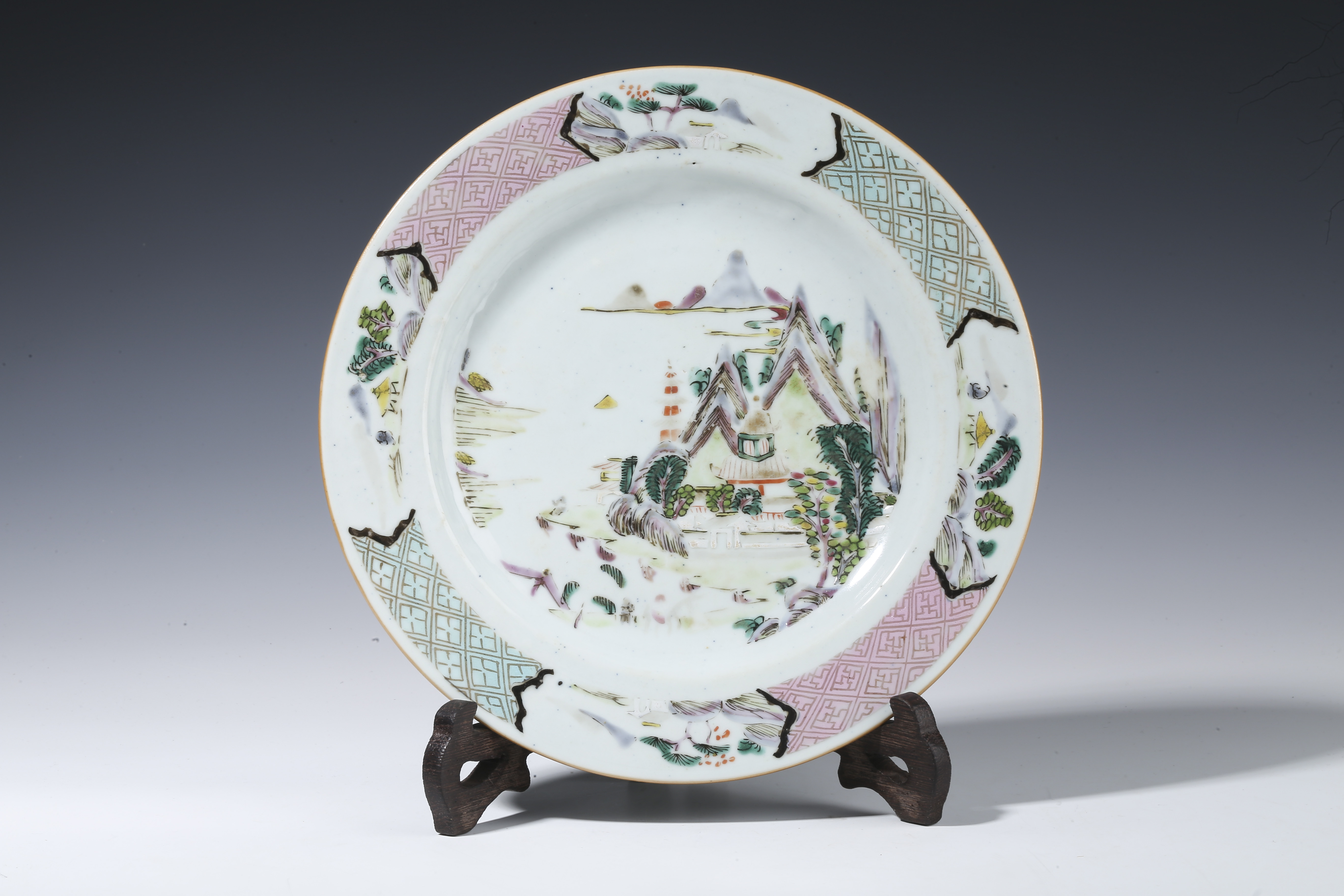 清乾隆粉彩浮彫刻山水魚尾瓶  景徳鎮 陶磁器 装飾品 工芸品美術品 置物 清乾隆粉彩浮彫刻山水魚尾瓶 景徳鎮 陶磁器 装飾品 工芸品美術品