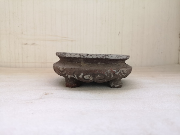 古玩陶瓷刻海水紋四足硯臺(tái)拍賣(mài),當(dāng)前價(jià)格690元