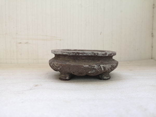 古玩陶瓷刻海水紋四足硯臺(tái)拍賣(mài),當(dāng)前價(jià)格690元