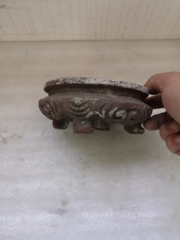 古玩陶瓷刻海水紋四足硯臺(tái)拍賣(mài),當(dāng)前價(jià)格690元