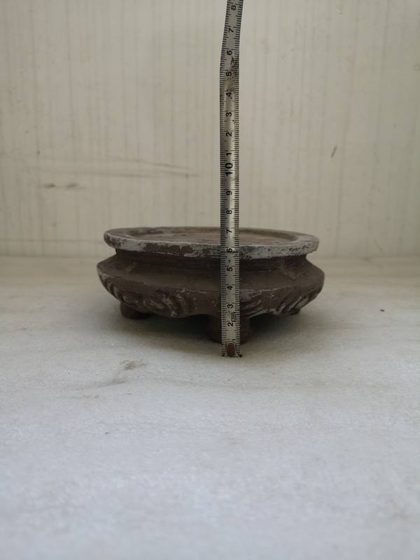 古玩陶瓷刻海水紋四足硯臺(tái)拍賣(mài),當(dāng)前價(jià)格690元