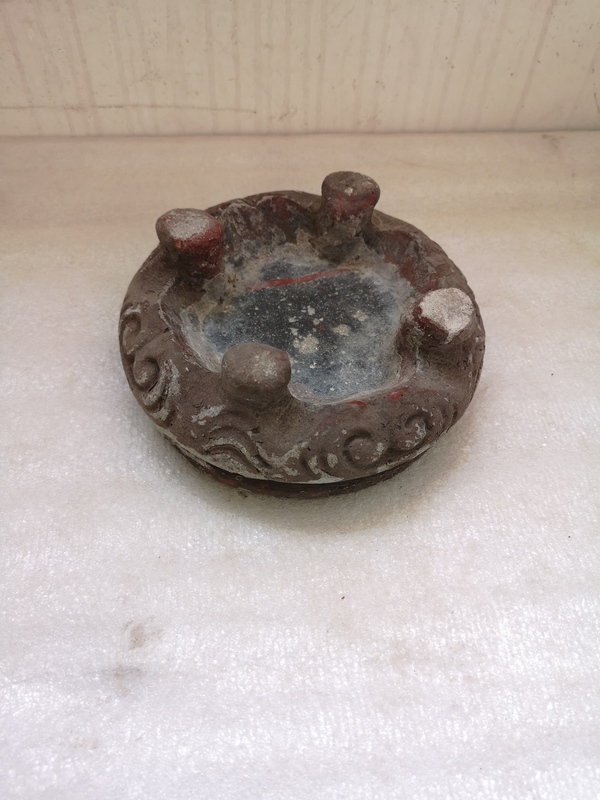 古玩陶瓷刻海水紋四足硯臺(tái)拍賣(mài),當(dāng)前價(jià)格690元