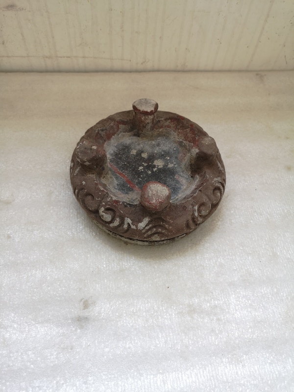 古玩陶瓷刻海水紋四足硯臺(tái)拍賣(mài),當(dāng)前價(jià)格690元