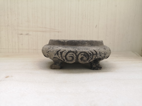 古玩陶瓷清早期四足刻花硯臺(tái)拍賣,當(dāng)前價(jià)格850元