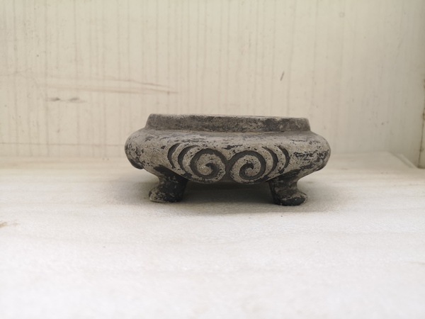 古玩陶瓷清早期四足刻花硯臺(tái)拍賣,當(dāng)前價(jià)格850元