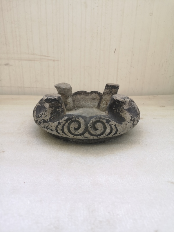 古玩陶瓷清早期四足刻花硯臺(tái)拍賣,當(dāng)前價(jià)格850元