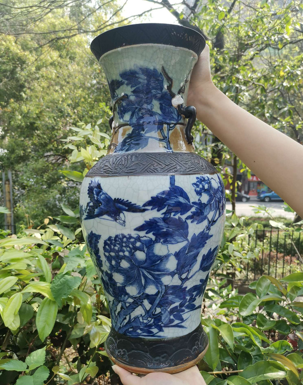 古玩陶瓷【6010】清中期 鐵藝哥釉青花富貴白頭觀音瓶拍賣,當前價格4500元