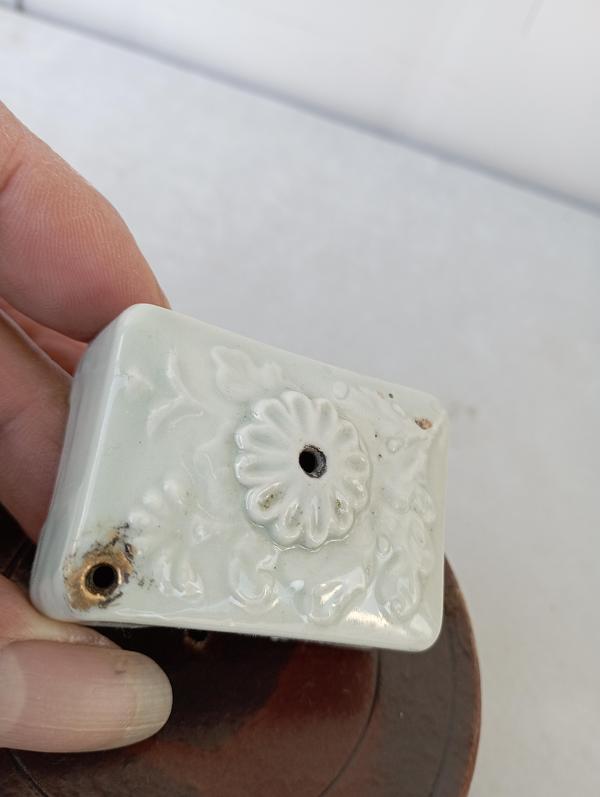 古玩陶瓷白釉印花花卉紋硯滴拍賣,當前價格1000元