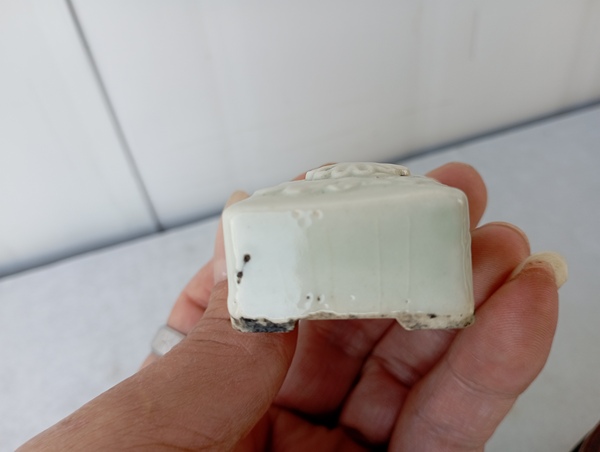 古玩陶瓷白釉印花花卉紋硯滴拍賣,當前價格1000元