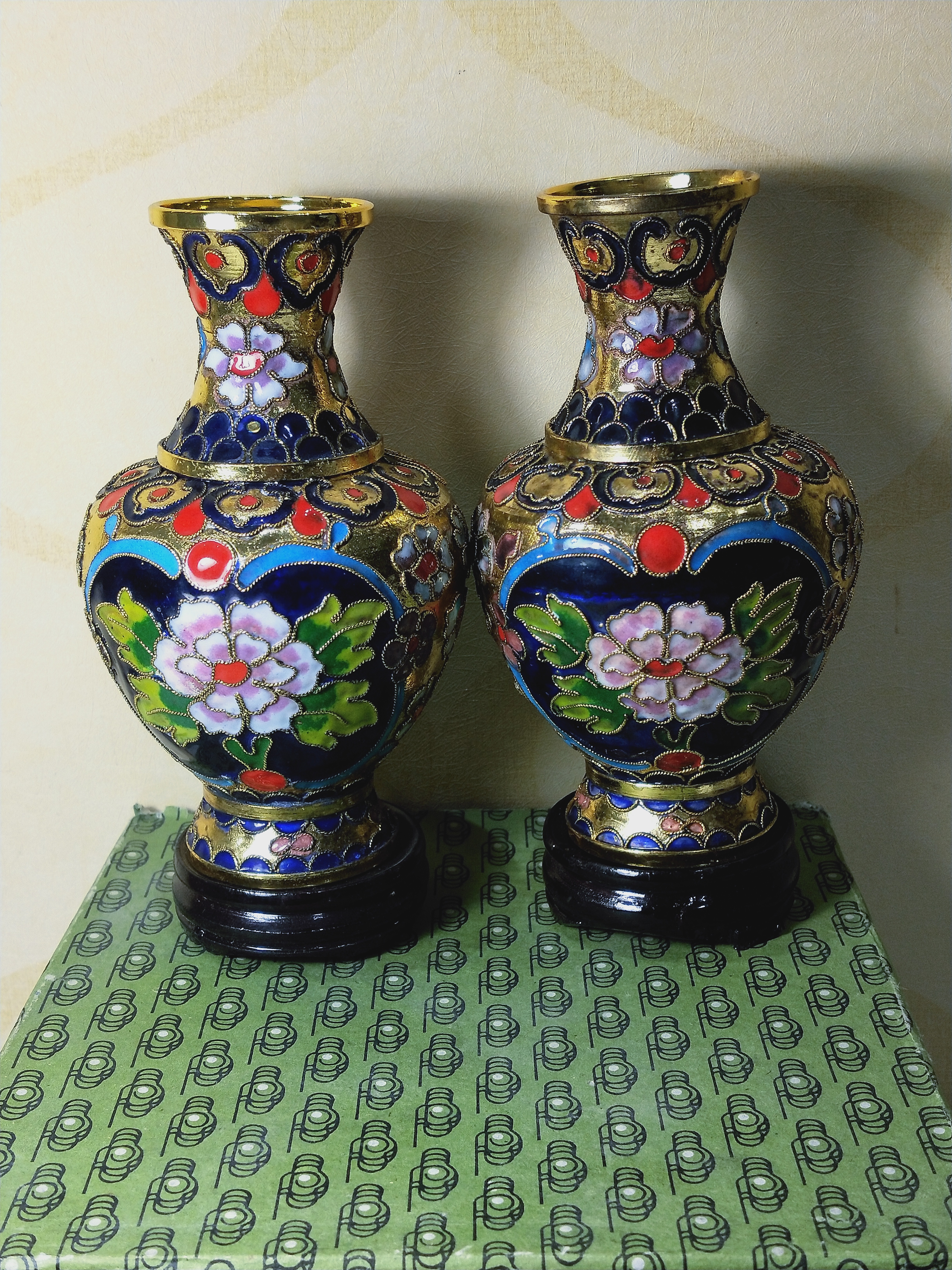 日本産花瓶牡丹文彫出花瓶鲜花插在这样的花瓶里，看上一眼就爱不释手 