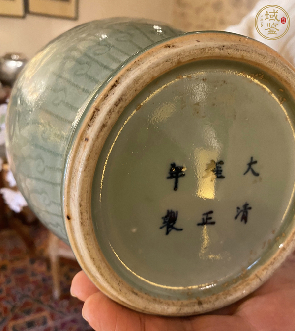 古玩陶瓷豆青釉印花瓶真品鑒賞圖