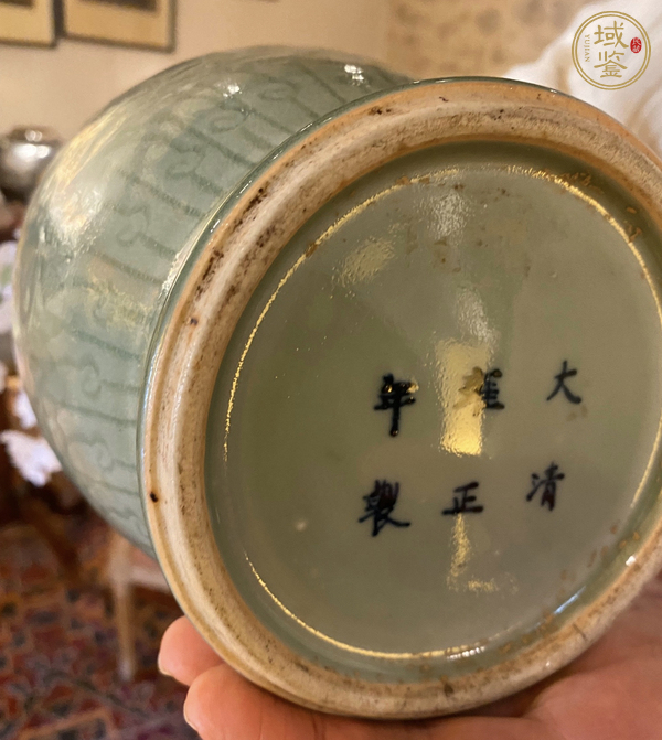 古玩陶瓷豆青釉印花瓶真品鑒賞圖