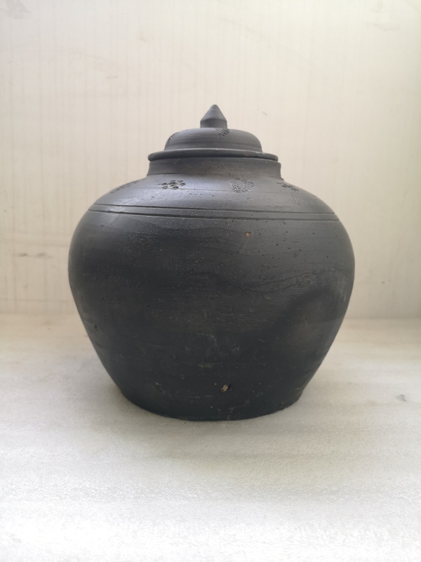 古玩陶瓷黑陶印花蓋罐拍賣,當前價格750元
