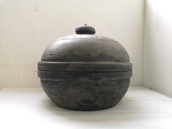 古玩陶瓷灰陶印花蓋盆拍賣,當前價格1100元