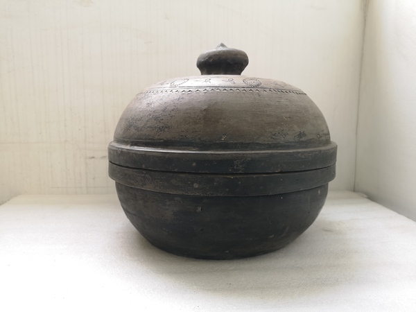 古玩陶瓷灰陶印花蓋盆拍賣,當前價格1100元