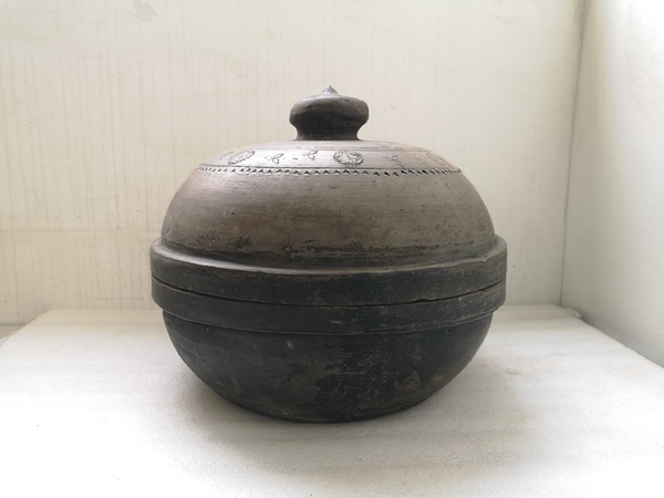 古玩陶瓷灰陶印花蓋盆拍賣,當前價格1100元