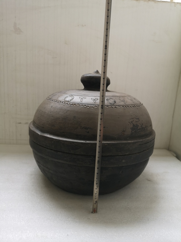 古玩陶瓷灰陶印花蓋盆拍賣,當前價格1100元