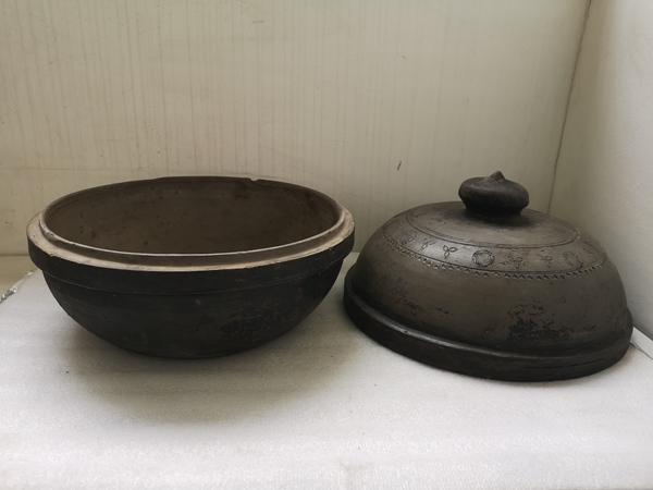 古玩陶瓷灰陶印花蓋盆拍賣,當前價格1100元
