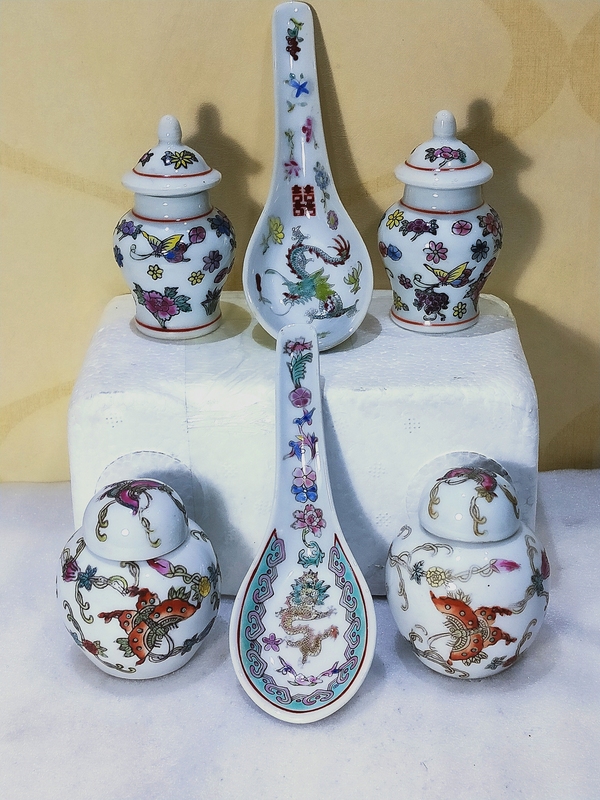 古玩陶瓷粉彩蝶戀花紋蓋罐拍賣,當(dāng)前價格368元