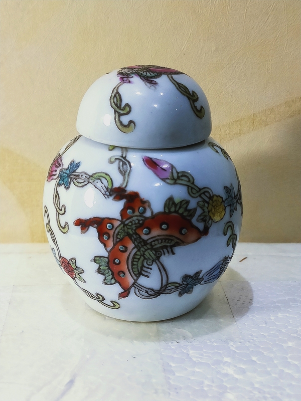 古玩陶瓷粉彩蝶戀花紋蓋罐拍賣,當(dāng)前價格368元
