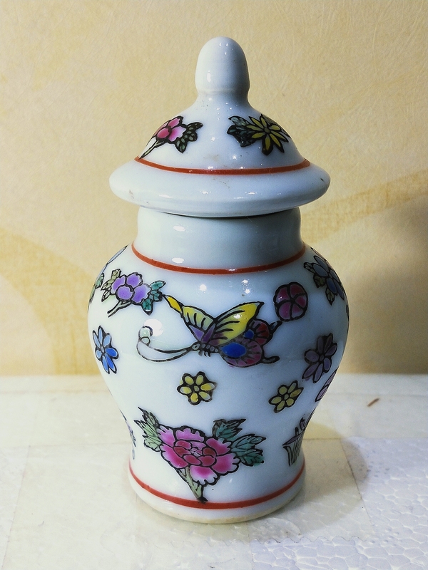古玩陶瓷粉彩蝶戀花紋蓋罐拍賣,當(dāng)前價格368元